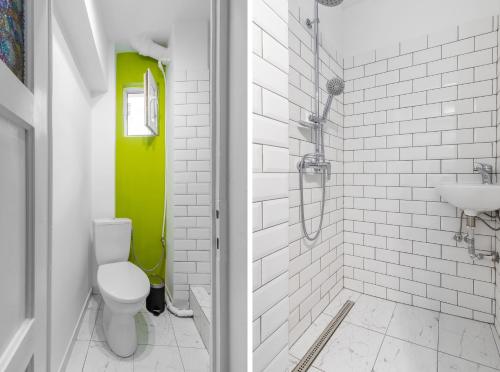 La salle de bains est pourvue de toilettes et d'un lavabo. dans l'établissement Eden by CityLife Suites, à Bucarest