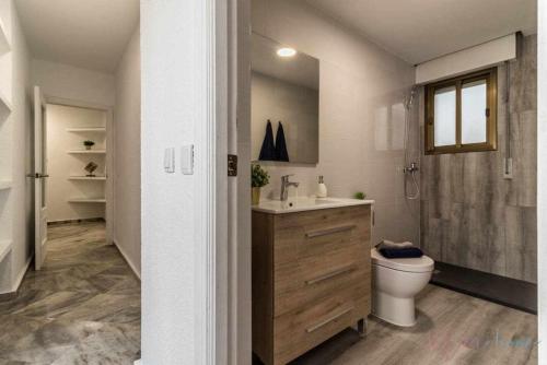Et badeværelse på Apartamento tranquilo en pleno centro con garaje