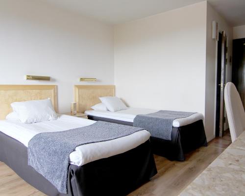 two beds in a hotel room with two beds at Best Western Gustaf Froding Hotel & Konferens in Karlstad