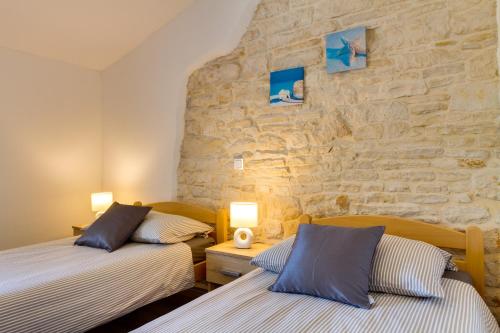 Ένα ή περισσότερα κρεβάτια σε δωμάτιο στο Stone house Furlani with a lovely garden