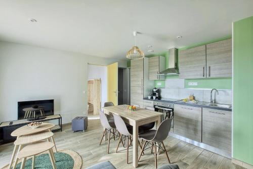 une cuisine et une salle à manger avec une table et des chaises dans l'établissement Le Cottage Nature Primeur Clim Gaillac entre Albi-Toulouse & Les Cottages du Tarn, à Brens