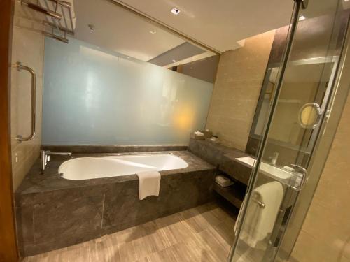 Et bad på Holiday Inn New Delhi Mayur Vihar Noida, an IHG Hotel