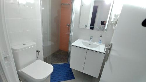 a bathroom with a toilet and a sink and a shower at Apartament OASIS B3 Roses in Roses