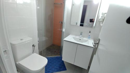 een badkamer met een toilet, een wastafel en een douche bij Apartament OASIS B3 Roses in Roses