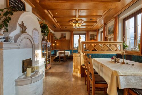 アイヒにあるHotel Kollerhofのテーブルと椅子が備わるレストラン