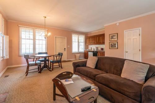 ein Wohnzimmer mit einem Sofa und einem Tisch in der Unterkunft Century Suites Hotel in Bloomington