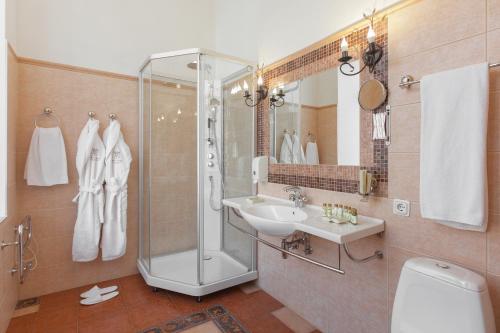 een badkamer met een douche en een wastafel bij Marco Polo St Petersburg Boutique Hotel in Sint-Petersburg