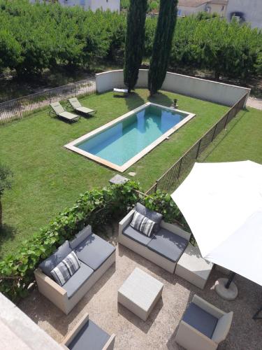 - une vue sur la cour et la piscine dans l'établissement La Villa l Orangerie, à Vallabrègues