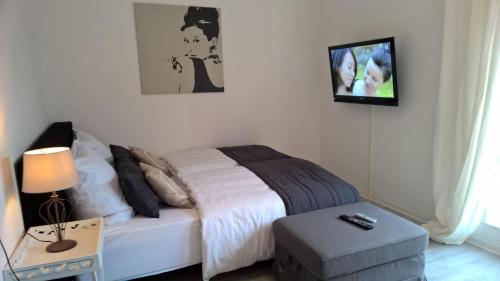 Schlafzimmer mit einem Bett, einem Tisch und einem TV in der Unterkunft Urlaubsdomizil Burg Erdgeschoss in Fehmarn