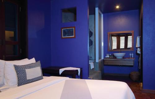 Postel nebo postele na pokoji v ubytování Indigo House Hotel