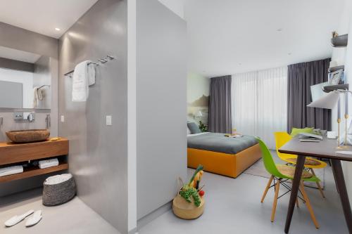 a bedroom with a bed and a desk and a room with a bed at VISIONAPARTMENTS Rue des Communaux - contactless check-in in Vevey