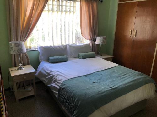 Postel nebo postele na pokoji v ubytování DKC Accommodation