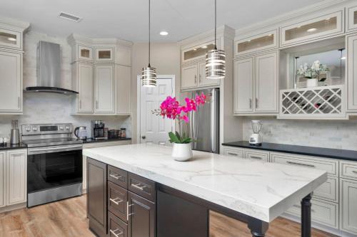 Dapur atau dapur kecil di Spectacular Singe-Family Home with Pool & Amenities