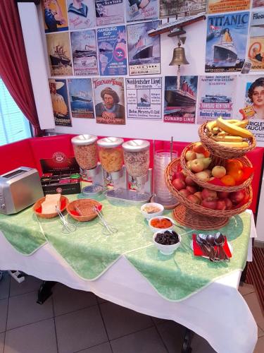 een tafel met eten en een fruitmand bij Apartementhäuser Marlene & Olivia in Juliusruh