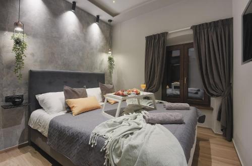 una camera con due letti e un tavolo di Apartment De Ville 2020 with free parking a Pola (Pula)