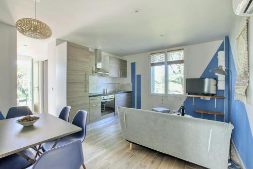 une cuisine et une salle à manger avec un canapé et une table dans l'établissement Le Cottage Nature Syrah Clim Gaillac entre Albi-Toulouse & Les Cottages du Tarn, à Brens