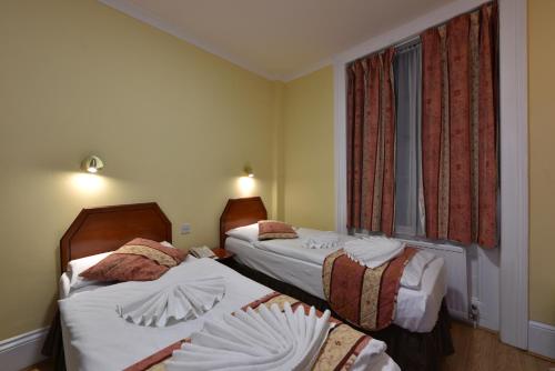 Postel nebo postele na pokoji v ubytování Shakespeare Hotel