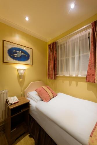 Postel nebo postele na pokoji v ubytování Shakespeare Hotel