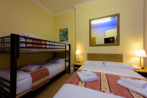 Postel nebo postele na pokoji v ubytování Shakespeare Hotel