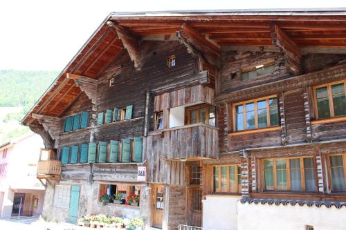 una casa in legno in montagna di B&B La Pivoine a Rossinière