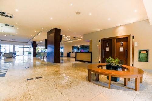a lobby with a table in the middle of a building at Transamerica Prestige Recife - Boa Viagem in Recife