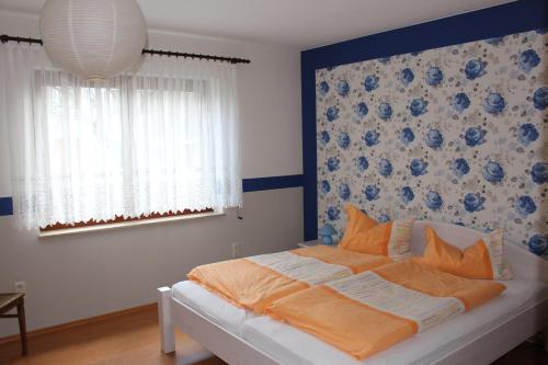 Un dormitorio con una cama con una pared azul y blanca en Ferienwohnung-Illgen, en Dresden