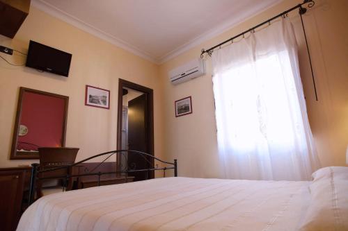 Una cama o camas en una habitación de B&B Salotto Di Athena