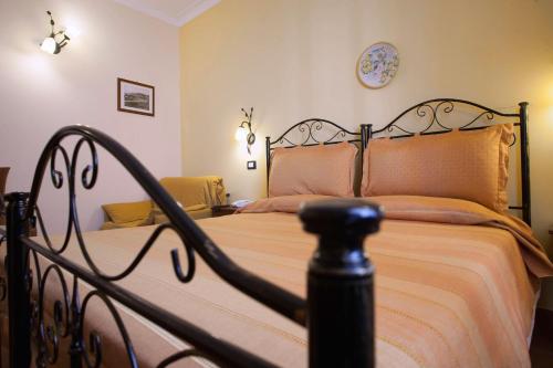 Una cama o camas en una habitación de B&B Salotto Di Athena