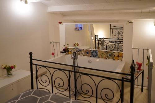 莫迪卡的住宿－Historic Modica，一间带浴缸和大镜子的浴室