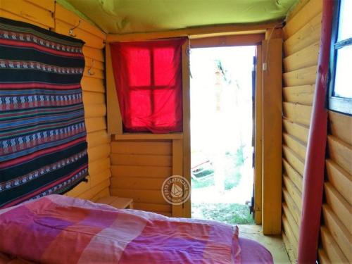 a small room with a bed and a window at cabopolonioalojamiento in Cabo Polonio