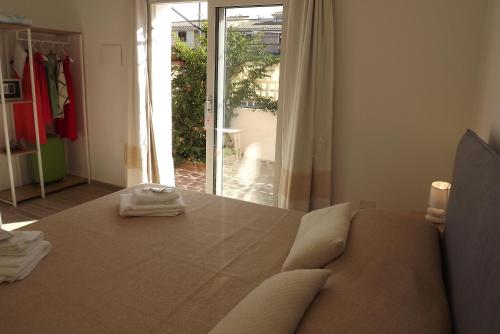 un soggiorno con tavolo, divano e finestra di Flamingo Guest House- Rooms a Olbia