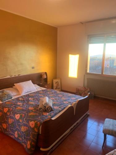 sypialnia z łóżkiem z wypchanym zwierzakiem w obiekcie Friuli Appartamenti w mieście Cormòns