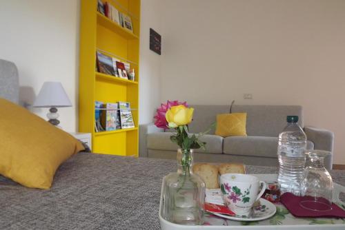 un tavolo con un vaso con un fiore in una stanza di Flamingo Guest House- Rooms a Olbia