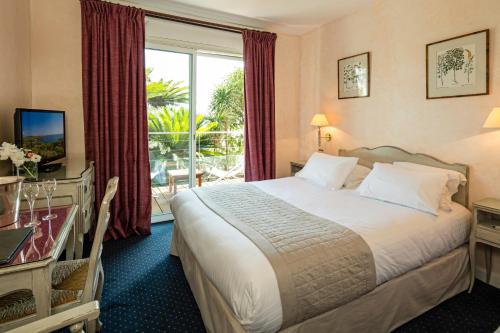 Ein Bett oder Betten in einem Zimmer der Unterkunft Hotel Provençal