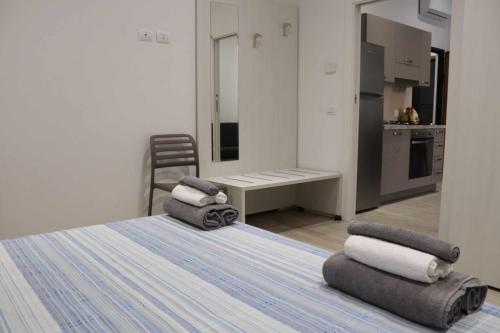 um quarto com uma cama com duas almofadas em Moon Bologna em Bolonha