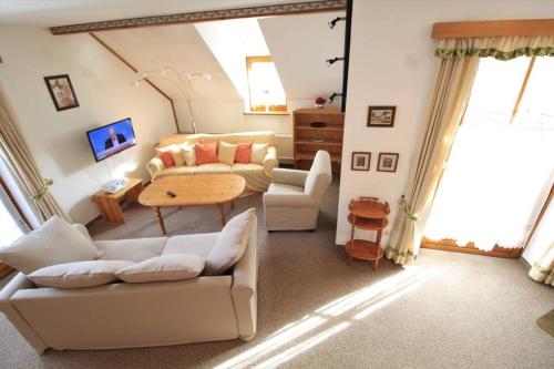 ein Wohnzimmer mit einem Sofa und einem Tisch in der Unterkunft WIEDWEG GOLD in Wiedweg