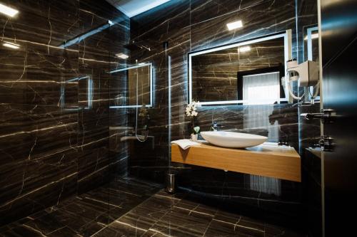 Ένα μπάνιο στο Hotel Barcode Wellness & Spa