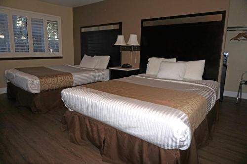 pokój hotelowy z 2 łóżkami i oknem w obiekcie Travelodge by Wyndham Concord w mieście Concord