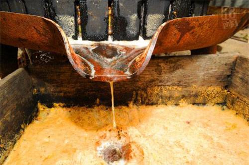 a dirty sink with water pouring into it at Hotel La Fonte Del Cerro in Saturnia