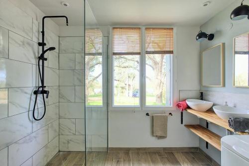 un bagno con doccia in vetro e lavandino di Le Cottage Duo Vigne Rouge Clim Gaillac entre Albi-Toulouse & Les Cottages du Tarn a Brens