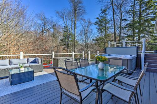 Gambar di galeri bagi Hot Tub, Fire Pit and Resort Perks Tobyhanna Home! di Tobyhanna
