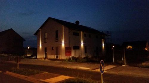 un edificio con luces en el lateral de una calle en Gutunterdachgebracht, en Langerwehe