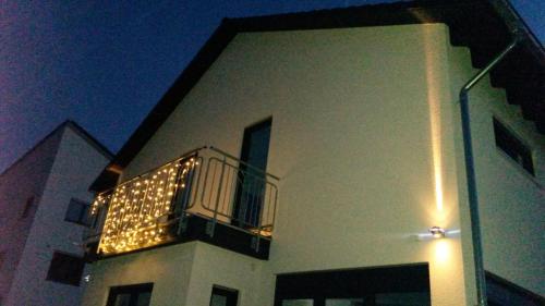 un edificio con balcón con luces de Navidad. en Gutunterdachgebracht, en Langerwehe