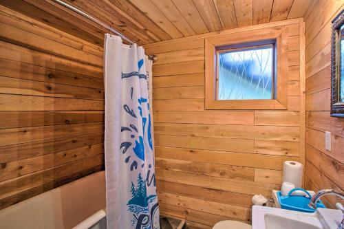 Kúpeľňa v ubytovaní Cozy Cottage on Lake O The Pines with Lake Views!