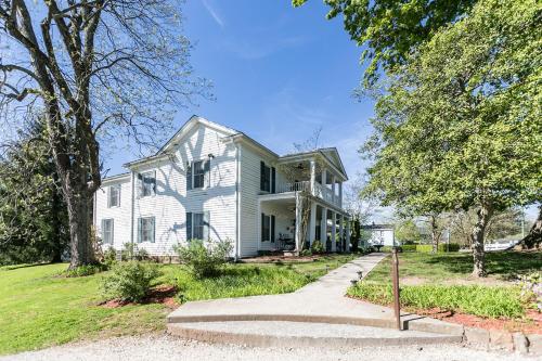 una casa bianca con un marciapiede davanti di The Babcock House ad Appomattox