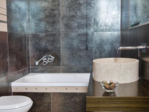 a bathroom with a tub and a toilet at Hotel Grazia Eboli in Eboli