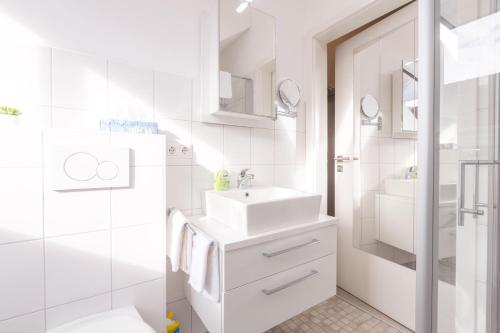 埃肯弗德的住宿－Frau-Clara-Haus-Ecke-4，白色的浴室设有水槽和淋浴。