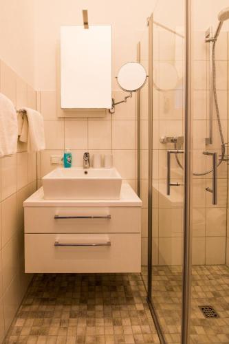 a bathroom with a sink and a shower at Frau-Clara-Haus-Ecke-3 in Eckernförde