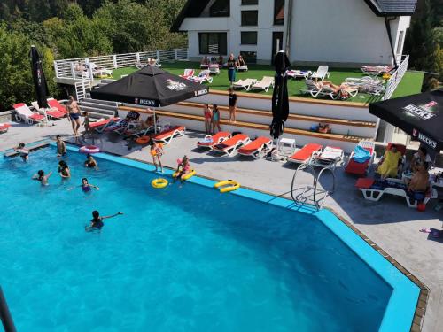 O vedere a piscinei de la sau din apropiere de Pensiunea Almas