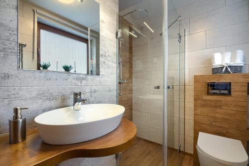Bilik mandi di Apartament Uroczy Zakątek